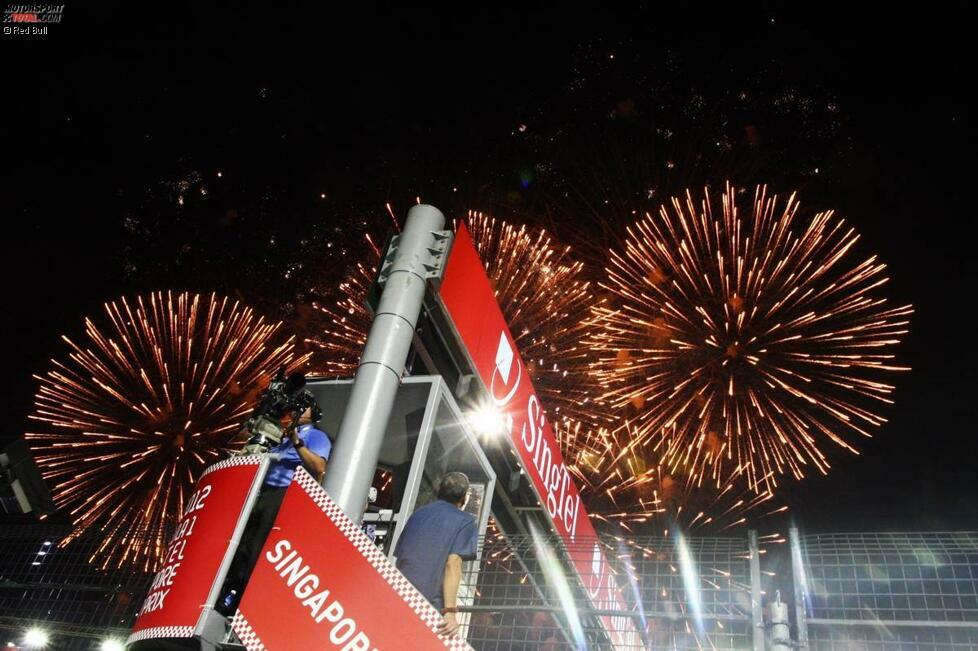 Mit der Zieldurchfahrt von Sieger Sebastian Vettel erhellte ein atemberaubendes Feuerwerk minutenlang die Stadt.
