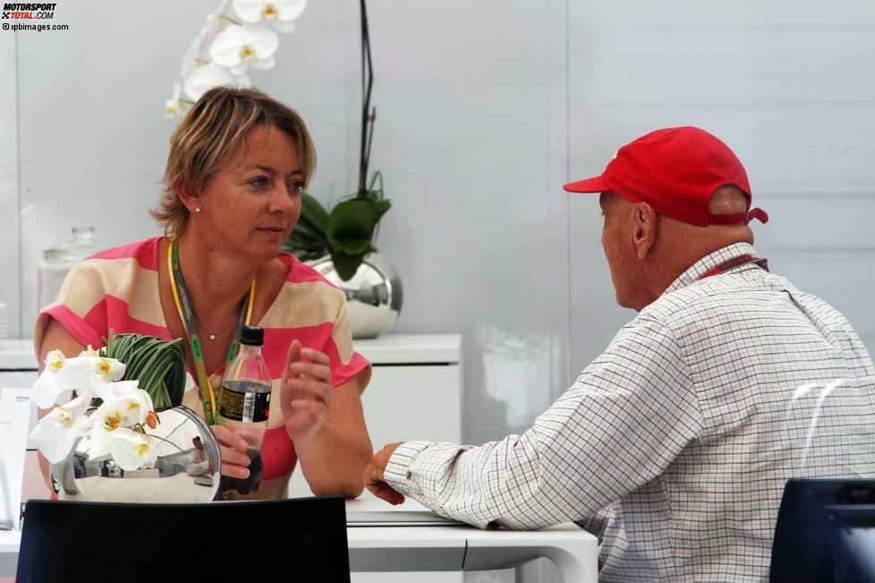 Niki Lauda, neuer Vorstand des Mercedes-Formel-1-Aufsichtsrats, soll Lewis Hamilton in Singapur dazu überredet haben, zu Mercedes zu kommen. In Suzuka musste er Schumacher-Managerin Sabine Kehm erklären, warum die Optik der Bekanntgaben etwas schief geriet. 
