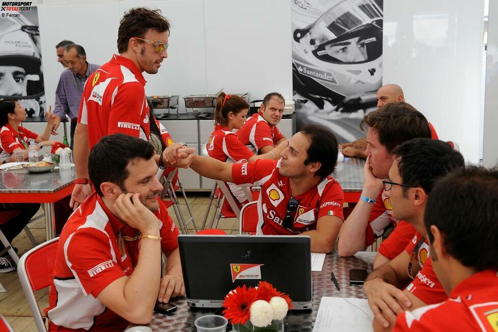 Während die Stimmung bei Mercedes zumindest angespannt ist, geht Ferrari ganz relaxt ins Wochenende. Fernando Alonso begrüßt Felipe Massa und dessen Renningenieur Rob Smedley, die er am liebsten auch 2013 als brave und berechenbare Wasserträger an seiner Seite wissen möchte.