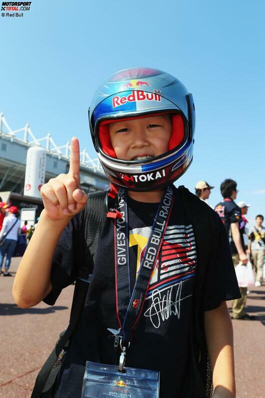Dieser japanische Fan legte beim Helm wohl selbst Hand an - und drückt unverkennbar dem Red-Bull-Team die Daumen. Überhaupt ist kaum ein Land so Formel-1-verrückt wie Japan.