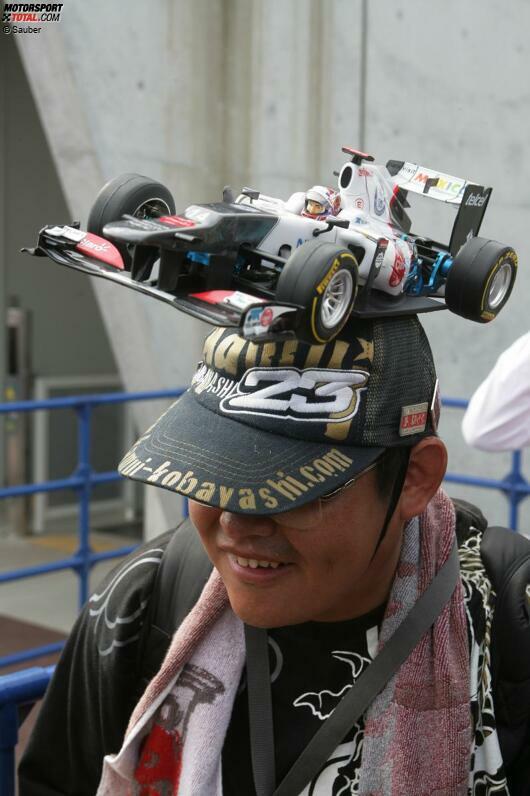 Ferrari-Motoren hingegen sehr wohl: Kamui Kobayashi, der in Suzuka zum Nationalhelden aufstieg (mehr dazu später), fährt schon seit 2010 für das Schweizer Sauber-Team, das die Motoren aus Maranello bezieht.