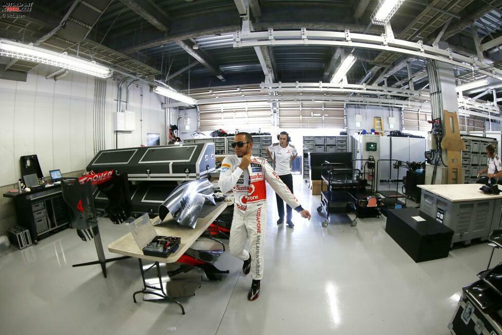 Mehr backstage geht nicht: Lewis Hamilton marschiert durch den hinteren Teil der McLaren-Garage, der für TV-Kameras tabu ist. Eigentlich hättest du uns davon auch mal einen Tweet schicken können, Lewis! Aber mit Twitter hat sich der künftige Mercedes-Pilot schon ein paar Mal die Finger verbrannt...