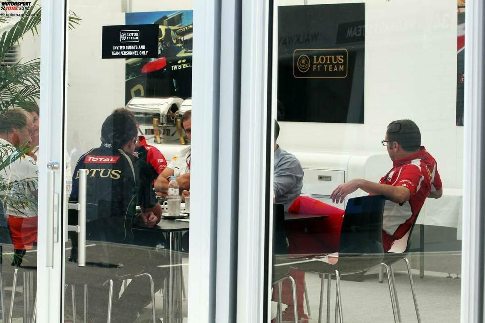 Geheimtreffen von zehn Teamchefs am Sonntagmorgen in der Lotus-Hospitality. Diskutiert wurde über das neue Concorde-Agreement und die angeblichen Sparvereinbarungs-Verstöße von Red Bull. Red Bull und Toro Rosso waren nicht eingeladen. 