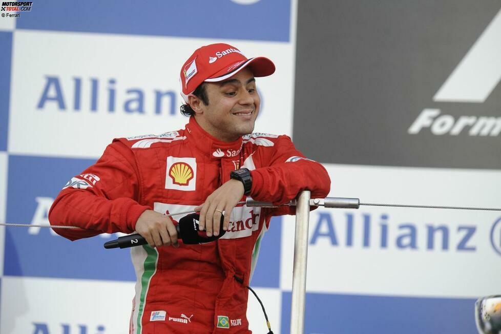 Felipe Massa schafft sein erstes Podium seit Südkorea 2010 - so eine lange Durststrecke hat noch kein Ferrari-Fahrer durchgemacht. Da kann man schon einmal aus der Übung kommen: Beim Versuch, den Pokal an der Absperrung dem Team zu präsentieren, wäre der Beinahe-Weltmeister von 2008 beinahe gestolpert...