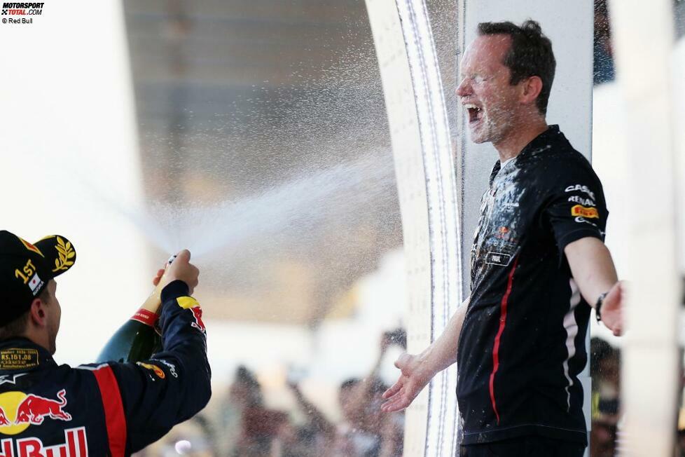 Red Bull schickte einen der stillen Helden neben Sieger Sebastian Vettel auf das Podium: Paul Monaghan ist als 