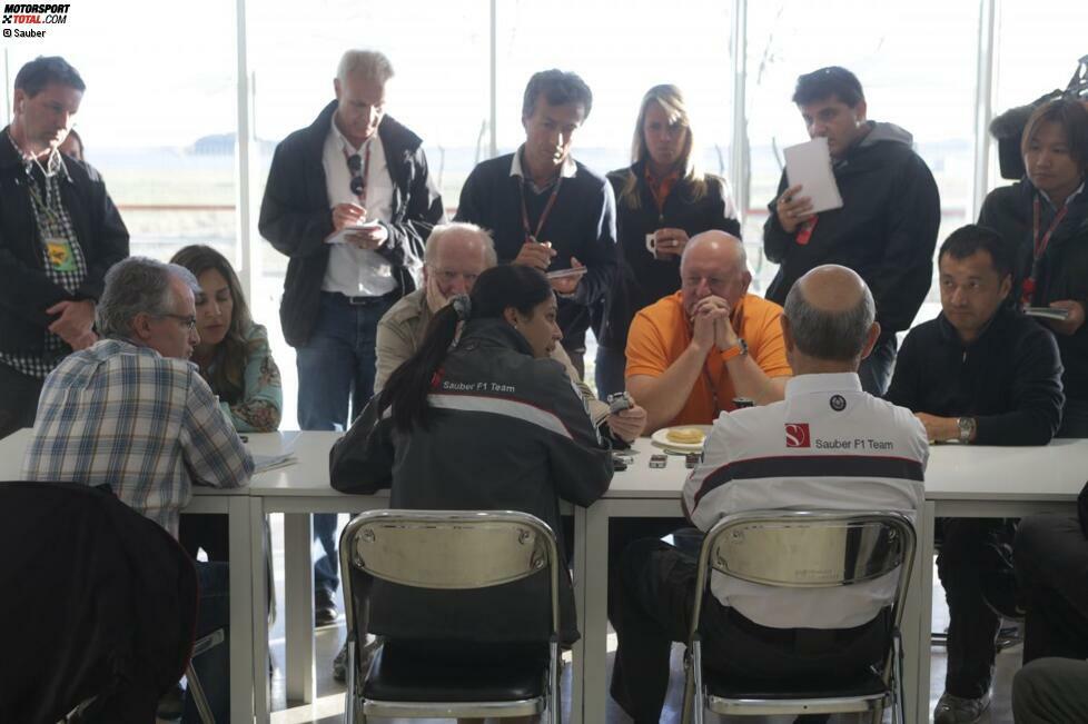 Stabübergabe bei Sauber: Peter Sauber zieht sich aus dem Tagesgeschäft endgültig zurück und übergibt an Monisha Kaltenborn, ab sofort die erste Teamchefin der Formel-1-Geschichte. Mittendrin bei der Pressekonferenz: Motorsport-Total.com-Reporter Dieter Rencken im orangefarbenen T-Shirt.