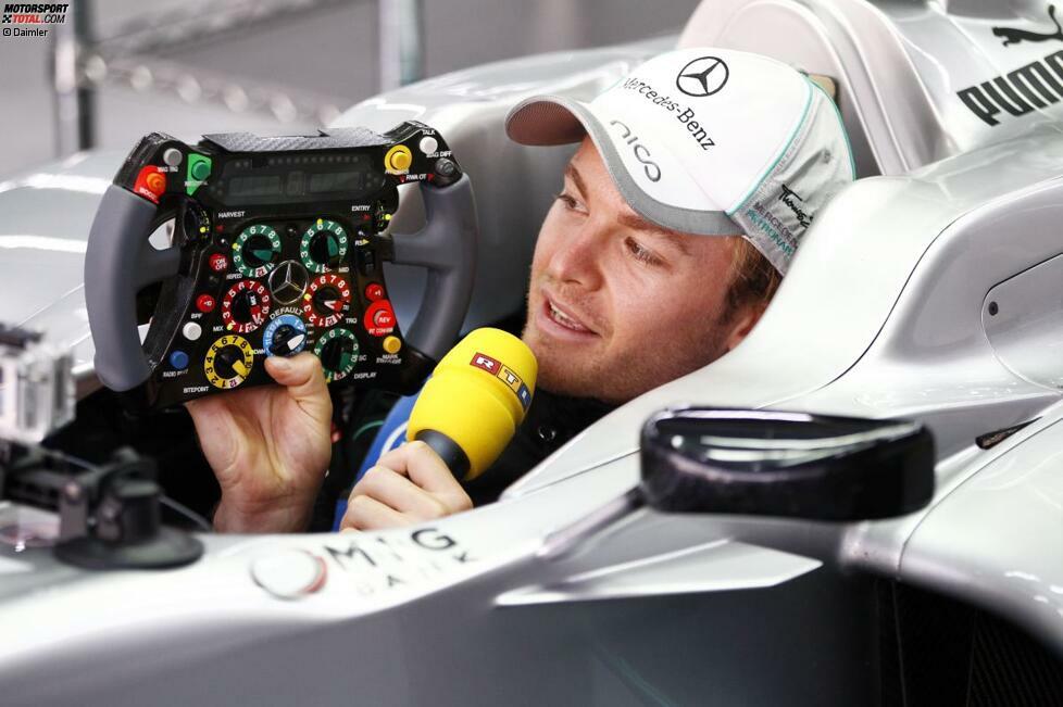 Nico Rosberg erklärt den RTL-Zuschauern sein Lenkrad...