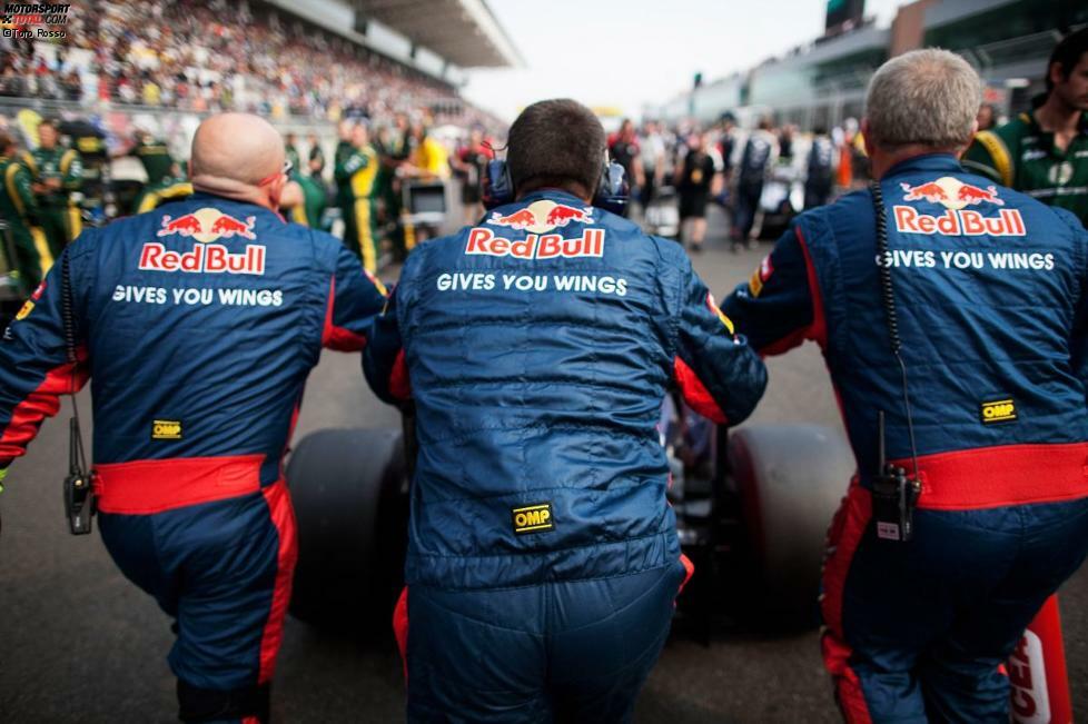 Letzte Vorbereitungen vor dem Start: Toro-Rosso-Mechaniker schieben das Auto auf den Grid - und werden für ihre harte Arbeit mit dem besten Saisonergebnis belohnt. Jean-Eric Vergne (8.) und Daniel Ricciardo (9.) egalisieren mit sechs Punkten das Abschneiden beim Belgien-Grand-Prix.