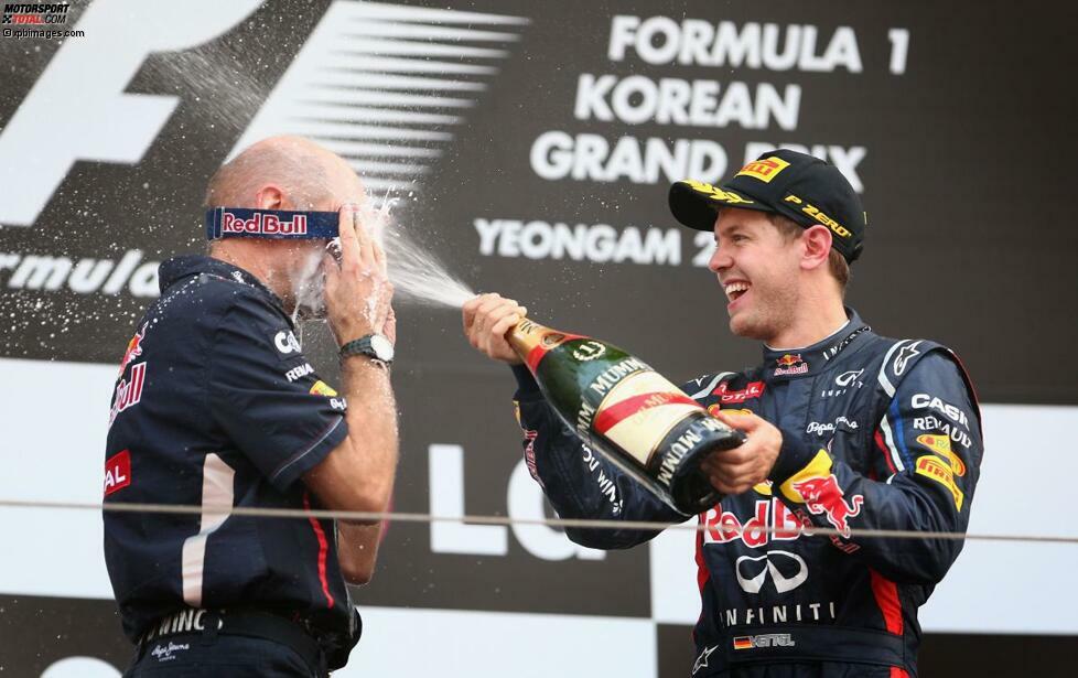 Sky-TV-Kommentator Jacques Schulz wunderte sich, was Adrian Newey Großes in seiner Hosentasche hatte. Das Geheimnis wurde bei der Siegerehrung gelüftet: eine Mechaniker-Brille, um sich gegen den Champagner-Spray zu schützen!