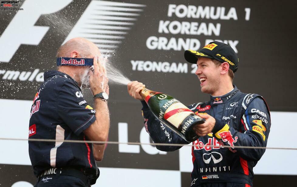 Sky-TV-Kommentator Jacques Schulz wunderte sich, was Adrian Newey Großes in seiner Hosentasche hatte. Das Geheimnis wurde bei der Siegerehrung gelüftet: eine Mechaniker-Brille, um sich gegen den Champagner-Spray zu schützen!