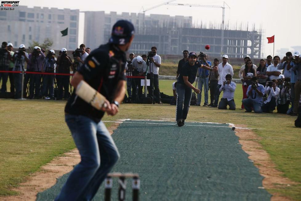 Ein paar Meter weiter legte Mark Webber eine Trainingssession der besonderen Art ein: Der indische Kricket-Superstar Gautam Gambhir schlug mit dem Red-Bull-Piloten ein paar Bälle. Bernie Ecclestone versteht sowieso nicht, was die Inder an ihrem Nationalsport so lieben: 