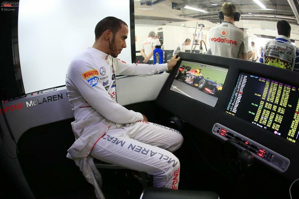 Lewis Hamilton beobachtet gespannt, ob Red Bulls neue Teile anschlagen. Taten sie: Vettel fuhr Bestzeit in allen Trainings, sicherte sich die Pole-Position und feierte einen überlegenen Sieg.