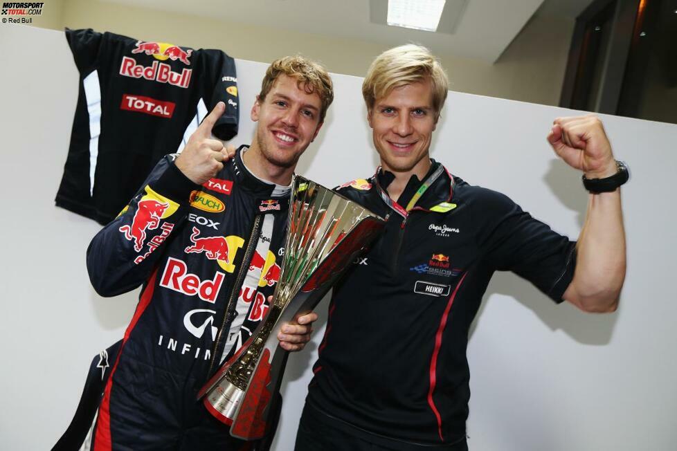 Der große Sieger des Wochenendes: Sebastian Vettel feiert mit dem begehrten Pokal und seinem Physiotherapeuten Heikki Huovinen, mit dem er seit dem vergangenen Winter zusammenarbeitet. Vorgänger Tommi Pärmakoski hatte nach zwei WM-Titeln genug und empfahl Vettel seinen Landsmann als Coach.