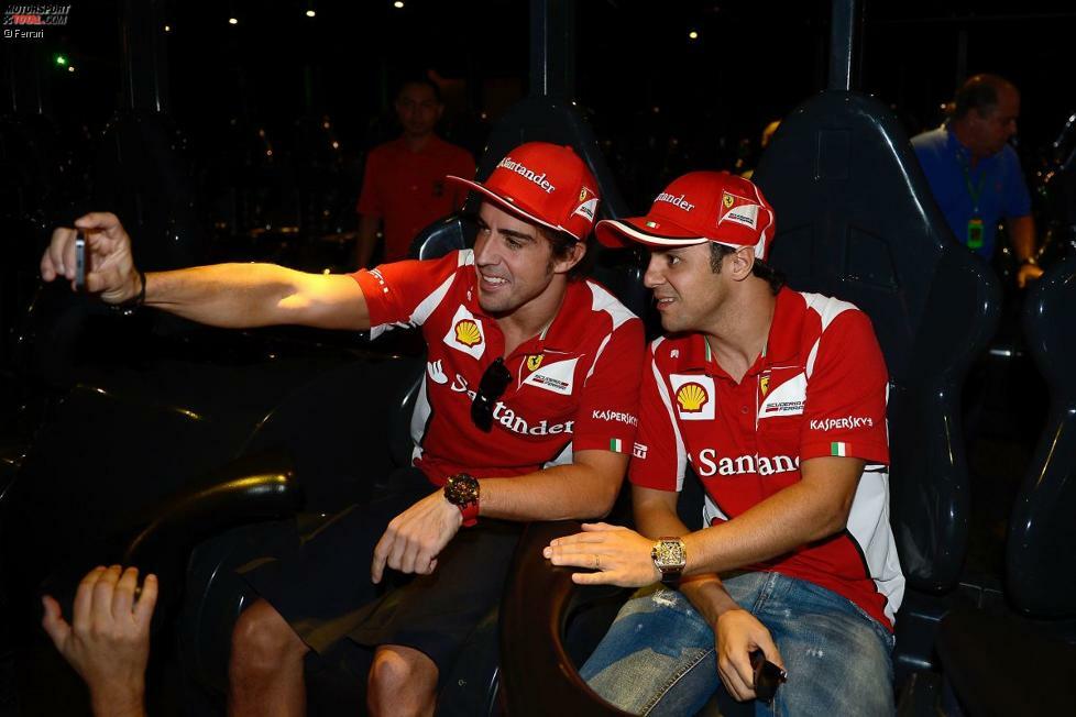 Fernando Alonso und Felipe Massa genießen die angenehmen Seiten ihrer PR-Verpflichtungen: eine Fahrt mit 
