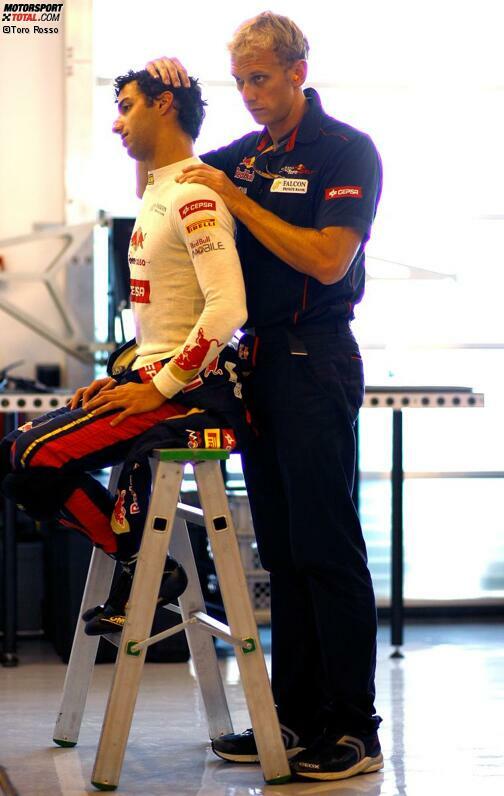 Bis zu 32 Grad Hitze in der arabischen Wüste und 55 Runden am Ende einer langen Saison: Daniel Ricciardo lässt den Team-Physiotherapeuten an seine Verspannungen ran, um für die letzten drei Rennen noch einmal alle Kräfte mobilisieren zu können. In Abu Dhabi (Platz zehn) wieder mit Erfolg: In den vergangenen sieben Grands Prix hat der Australier fünfmal gepunktet.