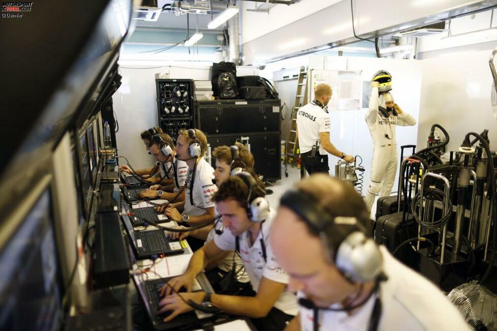Ein Blick hinter die Kulissen der Mercedes-Box: Nico Rosberg macht sich bereit für seinen nächsten Run im Freien Training, während die Dateningenieure genau schauen, woran der Silberpfeil kränkeln könnte. Nächstes Jahr soll die Performance deutlich besser werden. Neo-Aufsichtsrats-Chef Niki Lauda macht dafür angeblich 44 Millionen Euro zusätzliches Budget locker. Im Vergleich zu etwa Red Bull ist das Mercedes-Team trotzdem immer noch die reinste Sparbüchse.