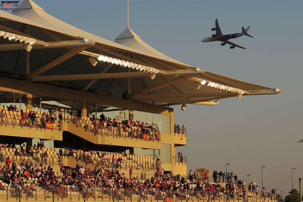 In Bahrain und Abu Dhabi ist es schon Tradition, dass die lokale Airline mit einer Tiefflug-Demonstration vor dem Start die weltweite TV-Werbetrommel führt. Einigen Paddock-Regulars macht das immer noch Angst: 