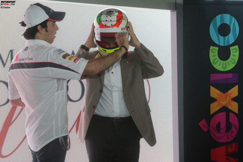 Formel 1 ist... wenn Multimilliardäre und sogar Präsidenten wieder zu Kindern werden. Hier probiert Felipe Calderon, Staatsoberhaupt von Mexiko, einen Helm von Nationalheld Sergio Perez.