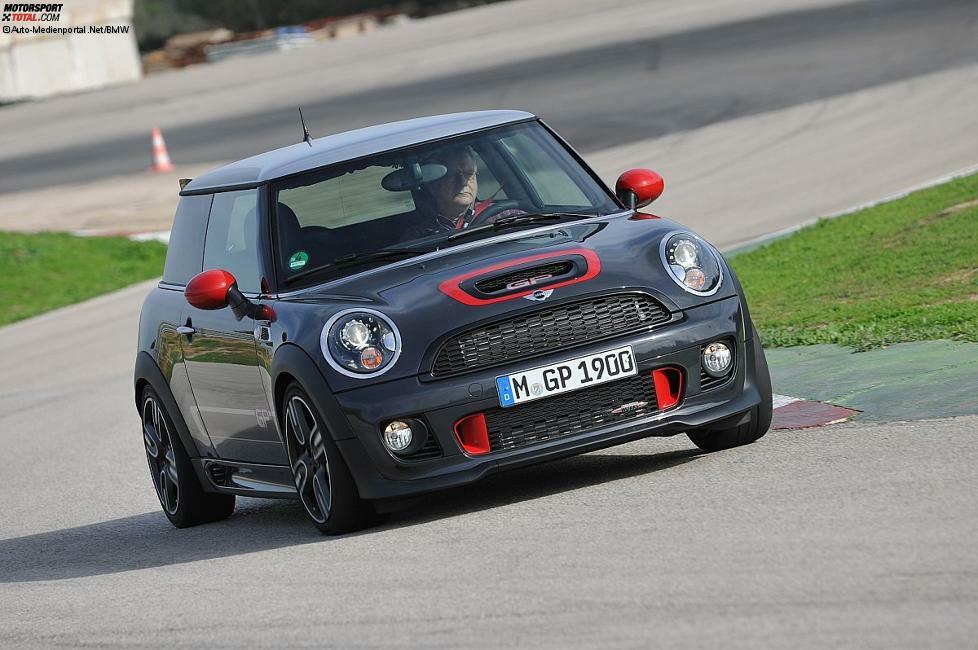 Mini John Cooper Works GP: L x B x H (in m): 3,77 x 1,68 x 1,39 - Verbrauch (Schnitt nach EU-Norm): 7,1 Liter/100 km - Kohlendioxidemission: 165 g/km (Euro 5) - Wendekreis: 12 m - Kofferraumvolumen: 723 Liter - Preis: 36.800 Euro