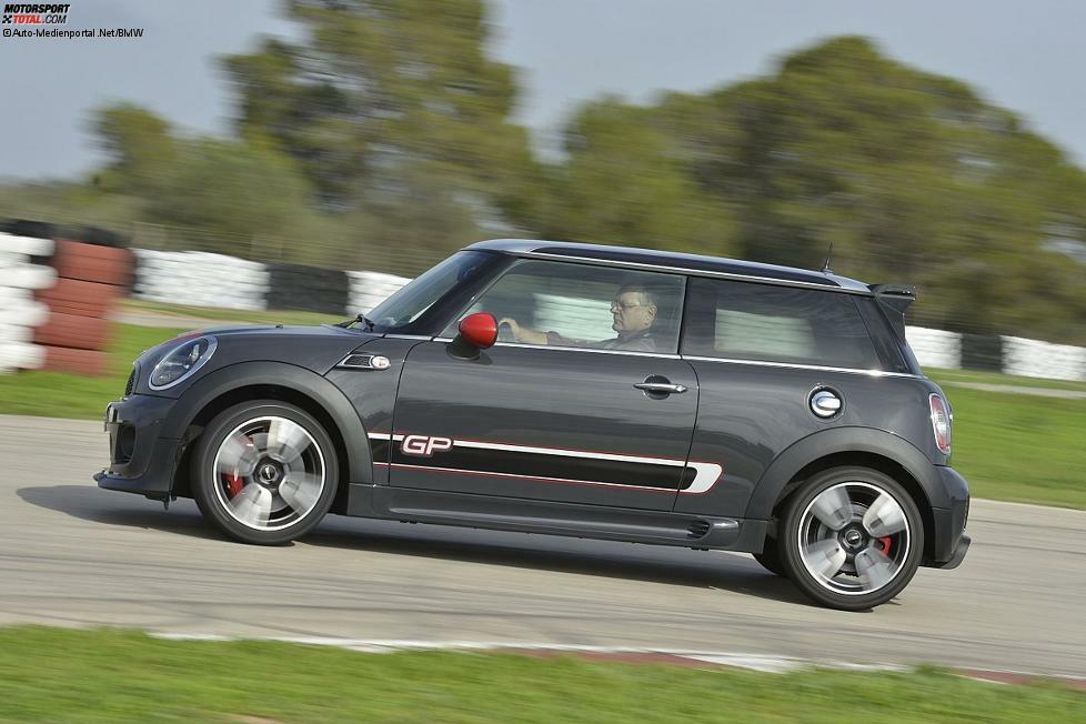 neutraler und schneller, die verringerte Vorspur agiler und kurvenwilliger. Die modellspezifischen 17-Zoll-Leichtmetallräder und die Sport-Bremsanlage sorgen für ein Gesamtbild, das zu dem Image eines Mini John Cooper Works GP passt...