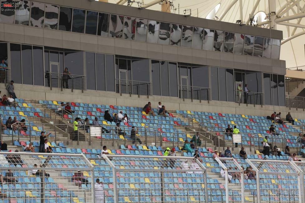 Das wurde aber nicht von vielen Zuschauern gesehen. Viele Tribünen blieben komplett leer, andere waren nur spärlich besetzt. Angeblich sollen trotzdem 27.800 Menschen da gewesen sein. Schwer zu glauben...