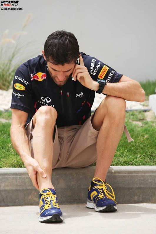 Mark Webber nutzt eine ruhige Minute für ein privates Telefongespräch.