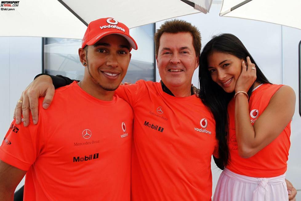 Jubel in den orangen Siegershirts des McLaren-Teams: Lewis Hamilton, sein Manager Simon Fuller und Nicole Scherzinger.
