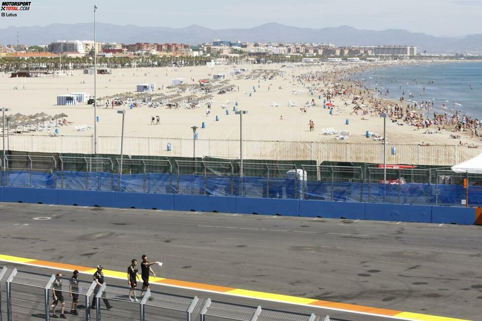 Wer sich nicht schinden, sondern lieber beachen will, hat in Valencia auch Gelegenheit dazu: Direkt neben der Rennstrecke befindet sich der Badestrand.