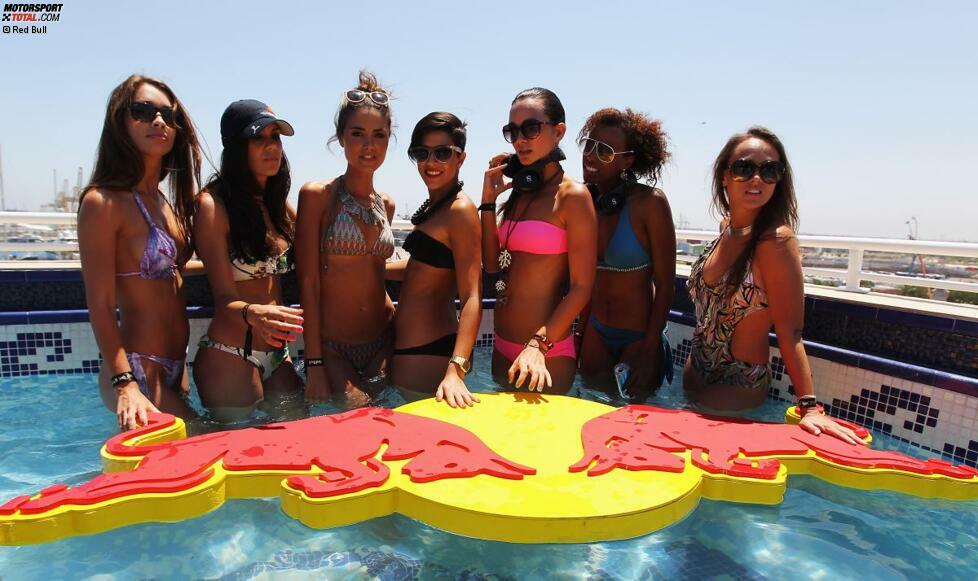 Sehen und gesehen werden, denken sich diese Mädels, und schauen sich den Grand Prix direkt vom Swimmingpool auf einem der Dächer von Valencia an.