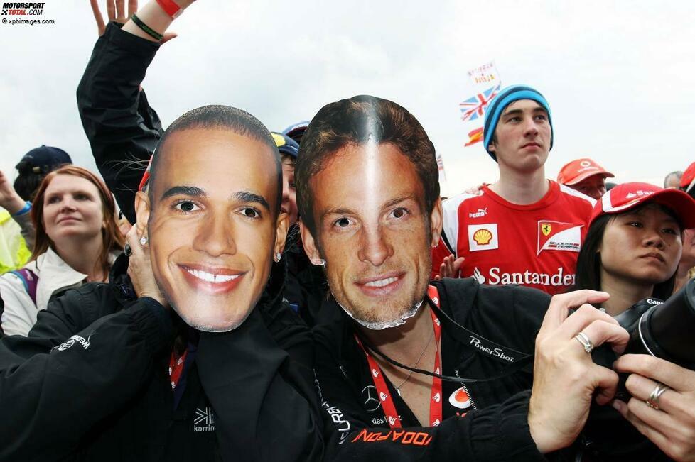 Lewis Hamilton und Jenson Button hatten bei ihrem Heimspiel nicht viel zu lachen. So guter Laune erwischte man sie nur auf den Masken ihrer Fans.