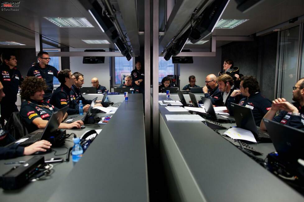Anderswo wurde gearbeitet: Blick hinter die Kulissen eines technischen Briefings des Toro-Rosso-Teams. Links die Ingenieure von Daniel Ricciardo, rechts die von Jean-Eric Vergne. In der Mitte sitzen die 