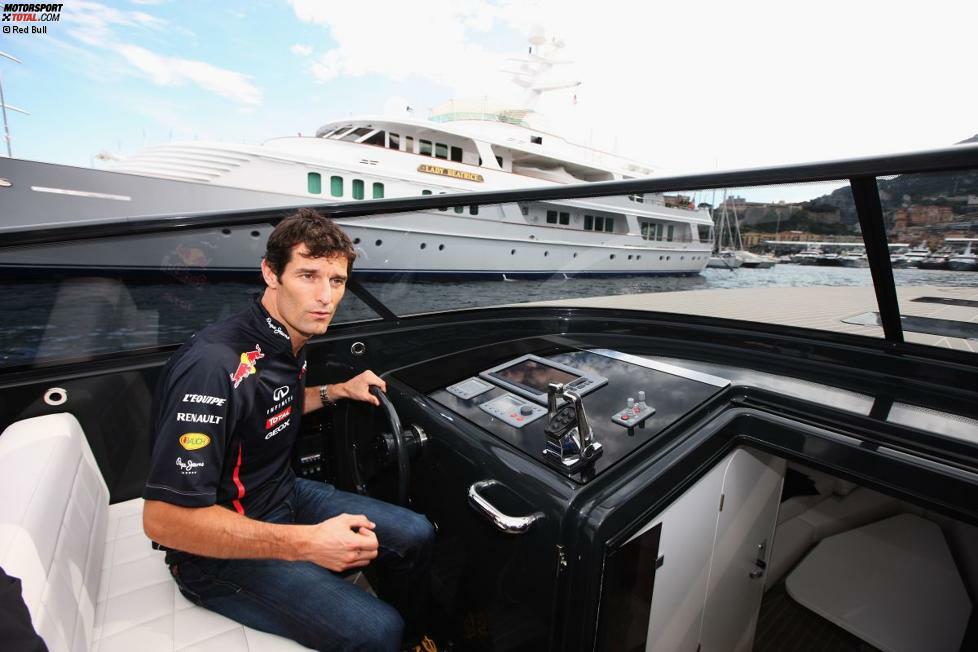 Mark Webber reist mit dem Boot zur Präsentation der neuesten Casio-Armbanduhr an.