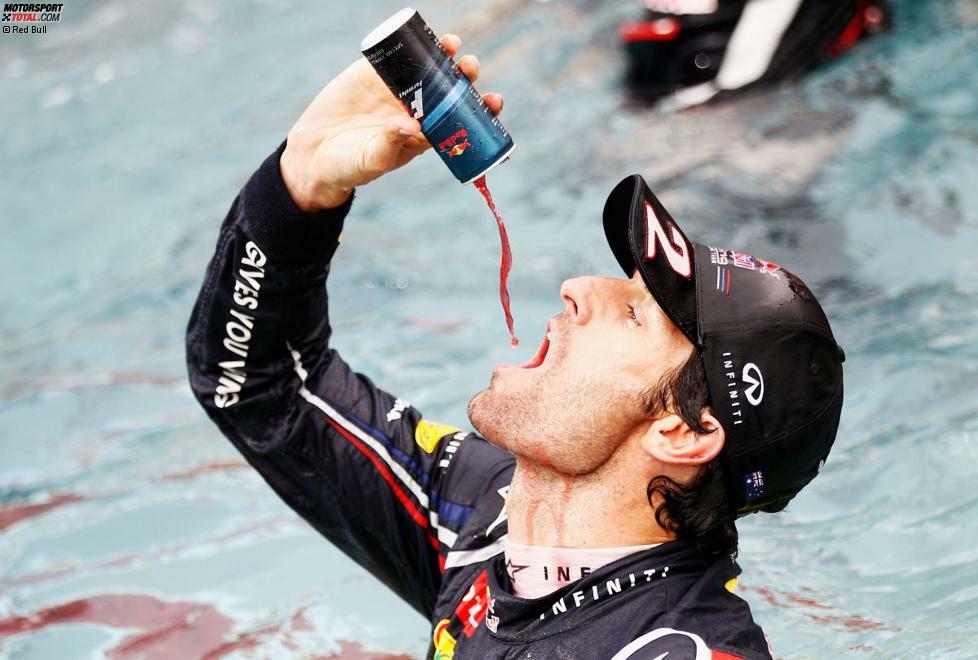 Selbst in Monaco muss es nicht immer Champagner sein: Sieger Mark Webber gönnt sich im Pool der Energy-Station ein Schlückchen Red Bull.
