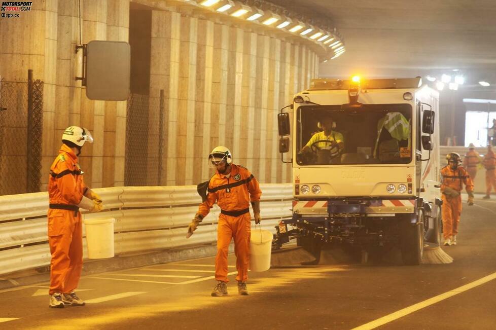 Die ungesehenen Helden von Monaco sind die Streckenposten. Hier reinigen sie die Strecke nach dem Motorschaden von Heikki Kovalainen im dritten Freien Training mit Ölbinder im Tunnel. Übrigens: Monaco ist der einzige Grand Prix der Welt, wo die Streckenposten eine echte Profi-Truppe sind.