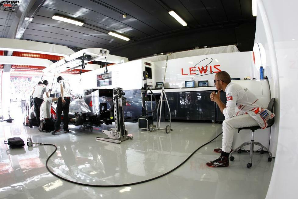 So sitzen die Stars: Lewis Hamilton hat es in der McLaren-Box etwas weniger komfortabel...