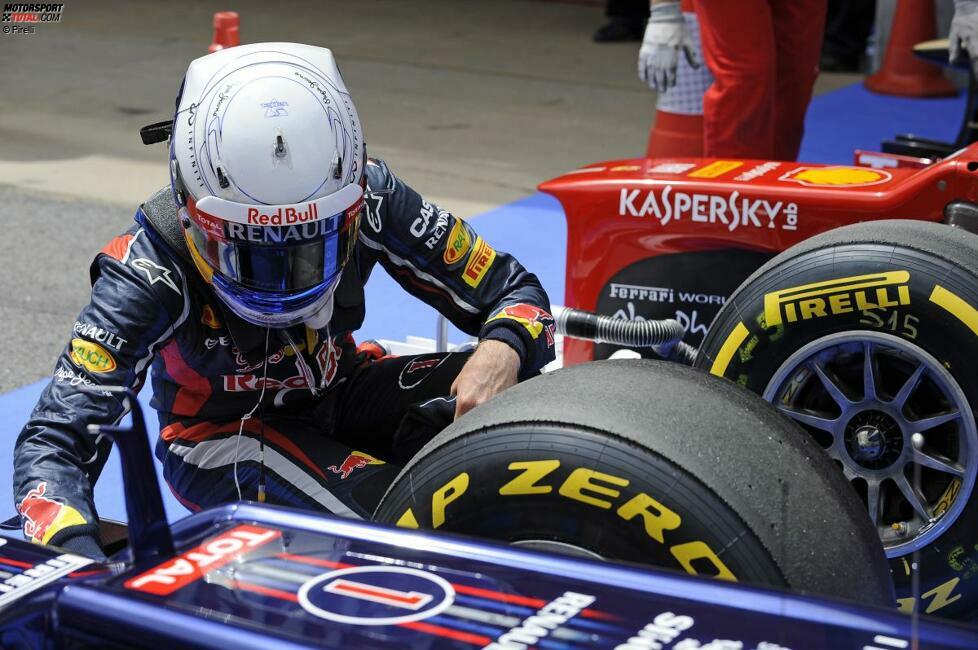 Die Reifen entscheiden: Sebastian Vettel wirft nach Platz sechs einen Blick auf die Pirellis, die derzeit nicht nur ihn vor Rätsel stellen.
