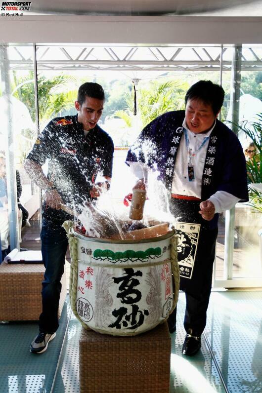 Die Energy-Station wurde am Donnerstagabend eingeweiht. Für die zahlreichen Gäste gab es Sake, einen japanischen Reiswein. Die Ehre, das Fass zu öffnen, wurde Red-Bull-Testfahrer Sebastien Buemi zuteil.