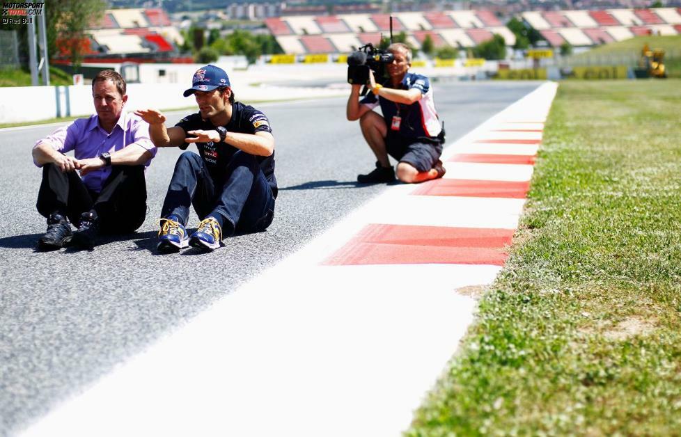 Barcelona-Spezialist Mark Webber, Polesetter der vergangenen beiden Jahre, erklärt TV-Experte Martin Brundle den Circuit de Catalunya. Am Sonntag sollte der Red-Bull-Pilot dann aber seine erste Nullnummer der Saison schreiben.