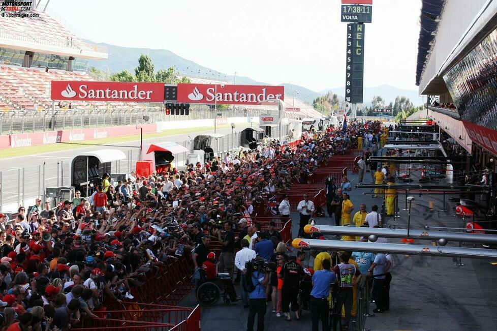 Der Pitwalk, übrigens eine Erfindung des Hockenheimrings, ist in Barcelona traditionell gut besucht. Am Sonntag sollen 81.300 Zuschauer gekommen sein - und die sahen dann Platz zwei von Fernando Alonso, der damit in der Fahrer-WM mit Sebastian Vettel gleichzog.