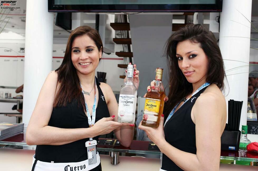 Sauber lädt dank Sponsor Cuervo-Tequila wieder zu den legendären Cocktailpartys im Motorhome. Und wer kann bei derart charmanten Kellnerinnen schon nein sagen?