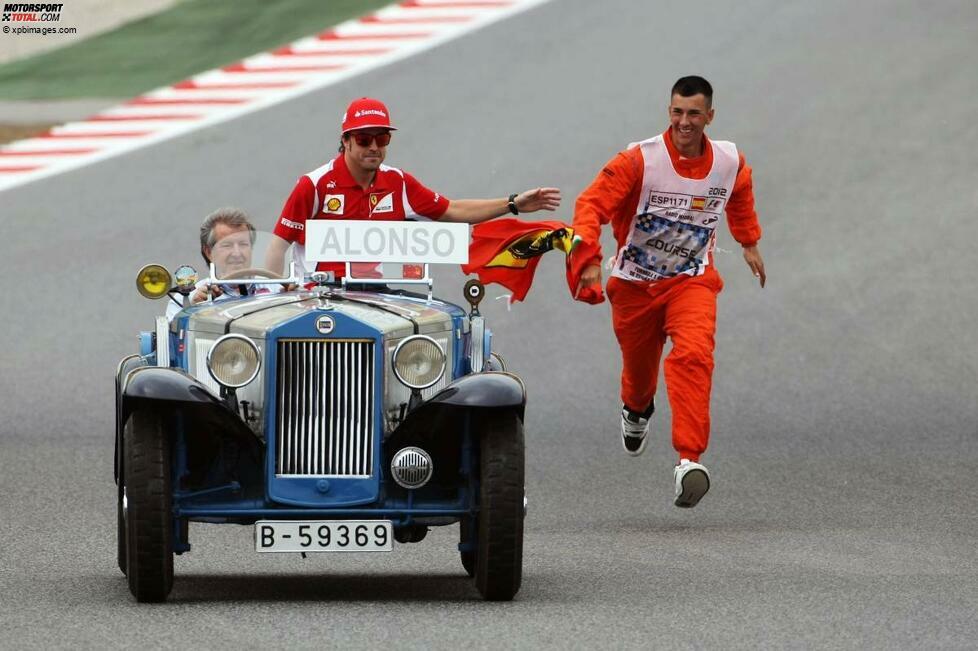 Alonso-Mania: Ob dieser Streckenposten während der Fahrerparade noch ein Autogramm abstauben wollte?