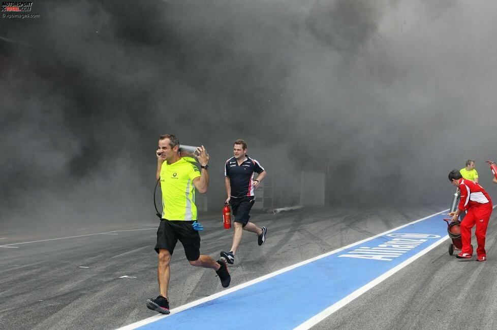 Erst Feier, dann Feuer: Ausgerechnet beim siegreichen Williams-Team brach, vermutlich an der Tankanlage, ein Brand aus, bei dem insgesamt 31 Personen - zum Glück nur leicht - verletzt wurden.