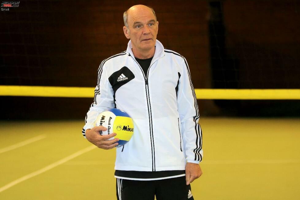 In jeder Hinsicht Kapitän der Audi-Mannschaft: Sportchef Wolfgang Ullrich führte seine Fahrer auch beim Volleyball auf das Feld.