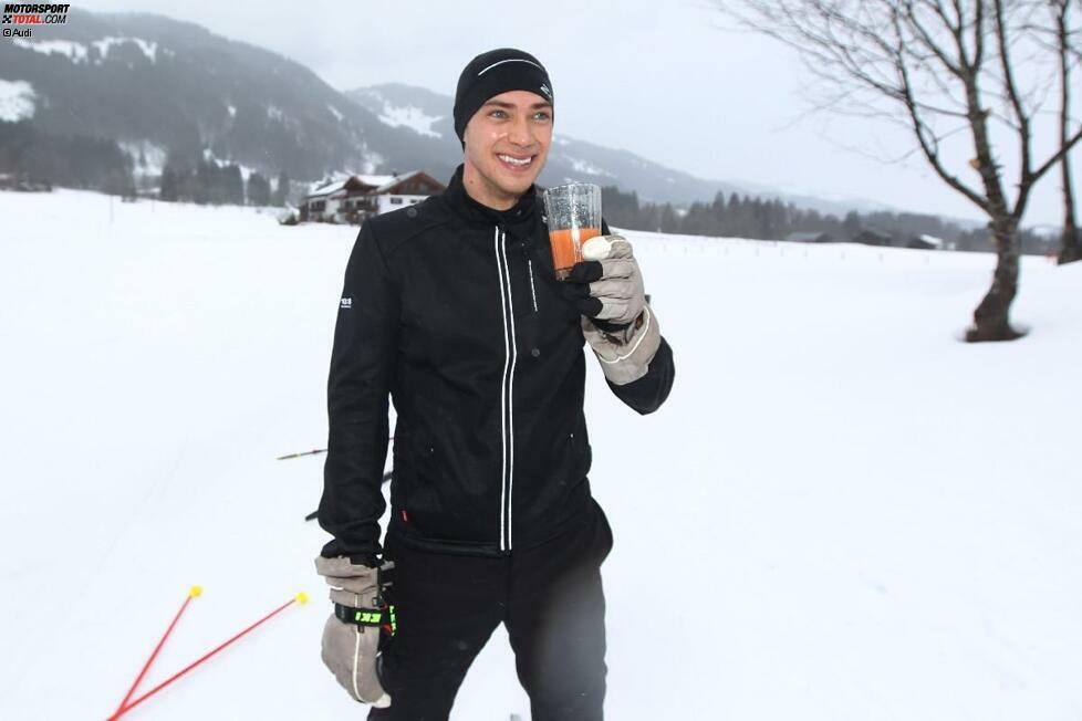 Prost! Edoardo Mortara ließ es sich beim Ski-Langlauf im Allgäu schmecken - welche orangene Flüssigkeit aus dem Schmierstoffregal auch immer Audi ihm da in den Becher gefüllt hatte.