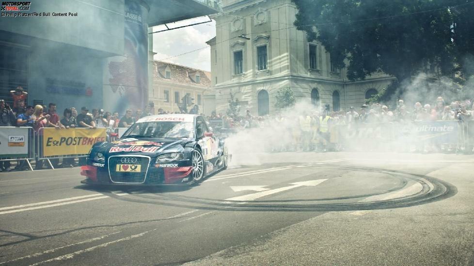 Es qualmte in Graz: Beim Showrun in der Steiermark genoss Mattias Ekström deutlich besseres Wetter als Sebastian Vettel und heißte den Fans mächtig ein.