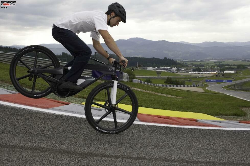 Sprunghaft: Miguel Molina nutzte Spielbergs Alpenpanorama nicht nur zum Autofahren, sondern auch, um seine Künste auf dem Mountainbike zu demonstrieren. Dafür hat er 2013 wohl eine Menge Zeit.