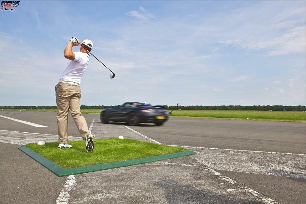 Weltrekord: Profi-Golfer Jake Shepherd schlug einen Golfball mit 286 Kilometern pro Stunde und David Coulthard jagte im Mercedes SLS AMG Roadster hinterher...