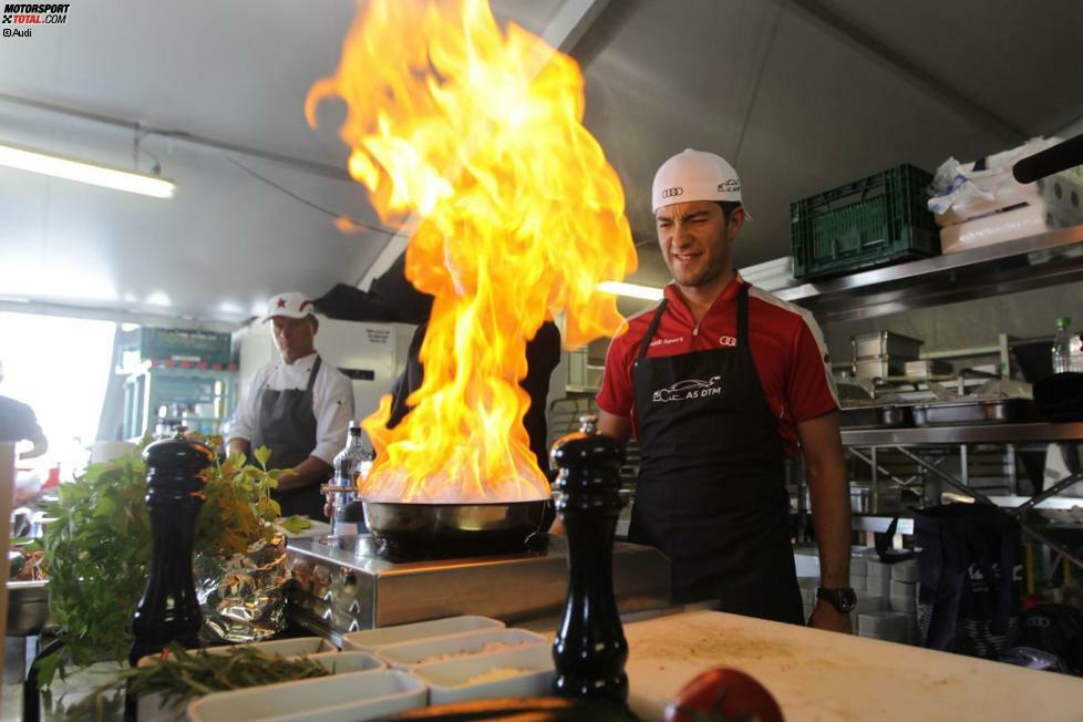 Ein heißer Typ: Chefkoch Rockenfeller mag es gerne feuerig und demonstrierte beim Flambieren seine Kochkünste. Ob das Ergebnis sternetauglich war, bleibt sein Geheimnis.