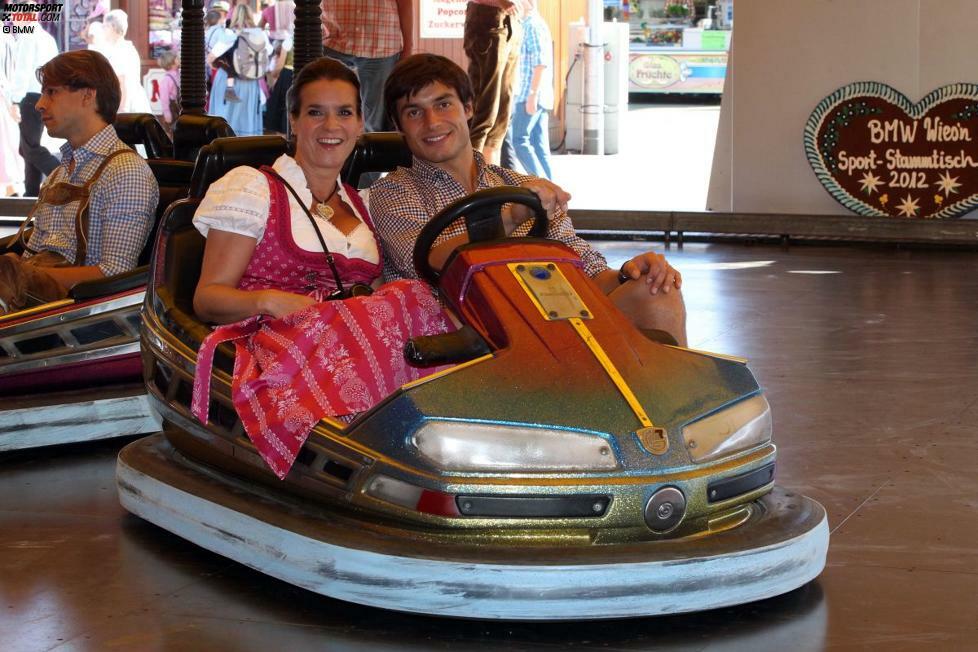 Eine Brandenburgerin und ein Kanadier in Bayern: Eiskunstlauf-Star Katarina Witt und DTM-Champion Bruno Spengler machten beim Autoscooter auf dem Oktoberfest auch in Trachten eine gute Figur.