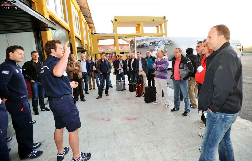 Letzte Einweisung durch die Instruktoren im Paddock, der ohne MotoGP-Trucks am Circuit Ricardo Tormo völlig ungewohnt wirkt.